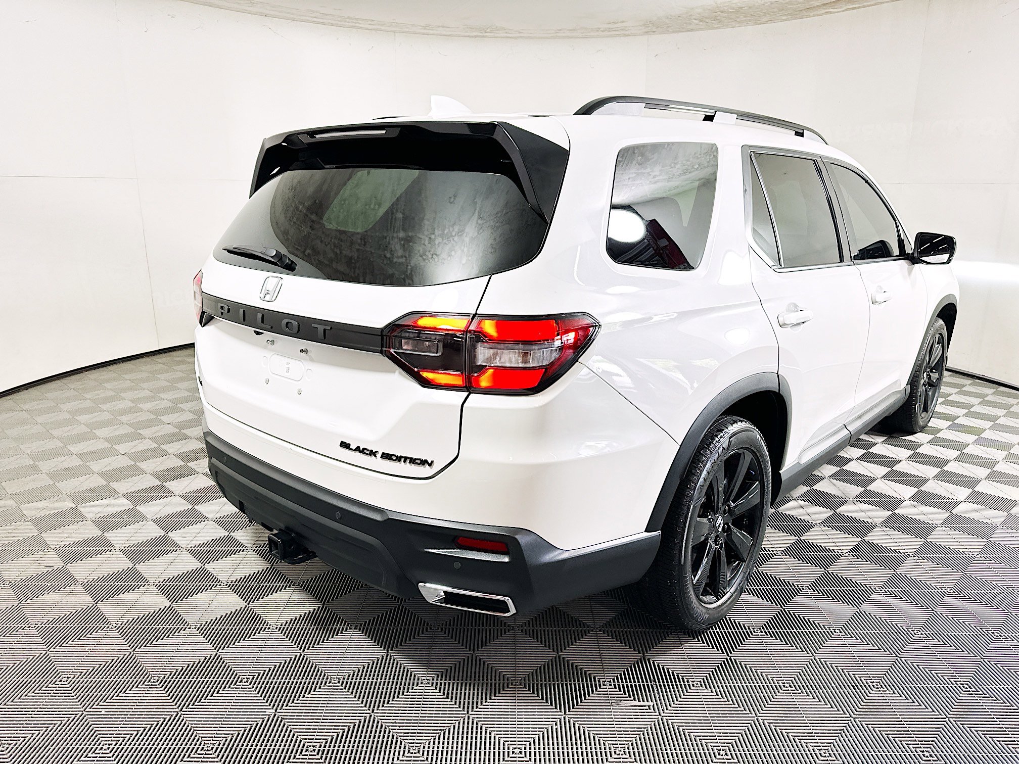 Used 2025 Honda Pilot Black Edition image 3