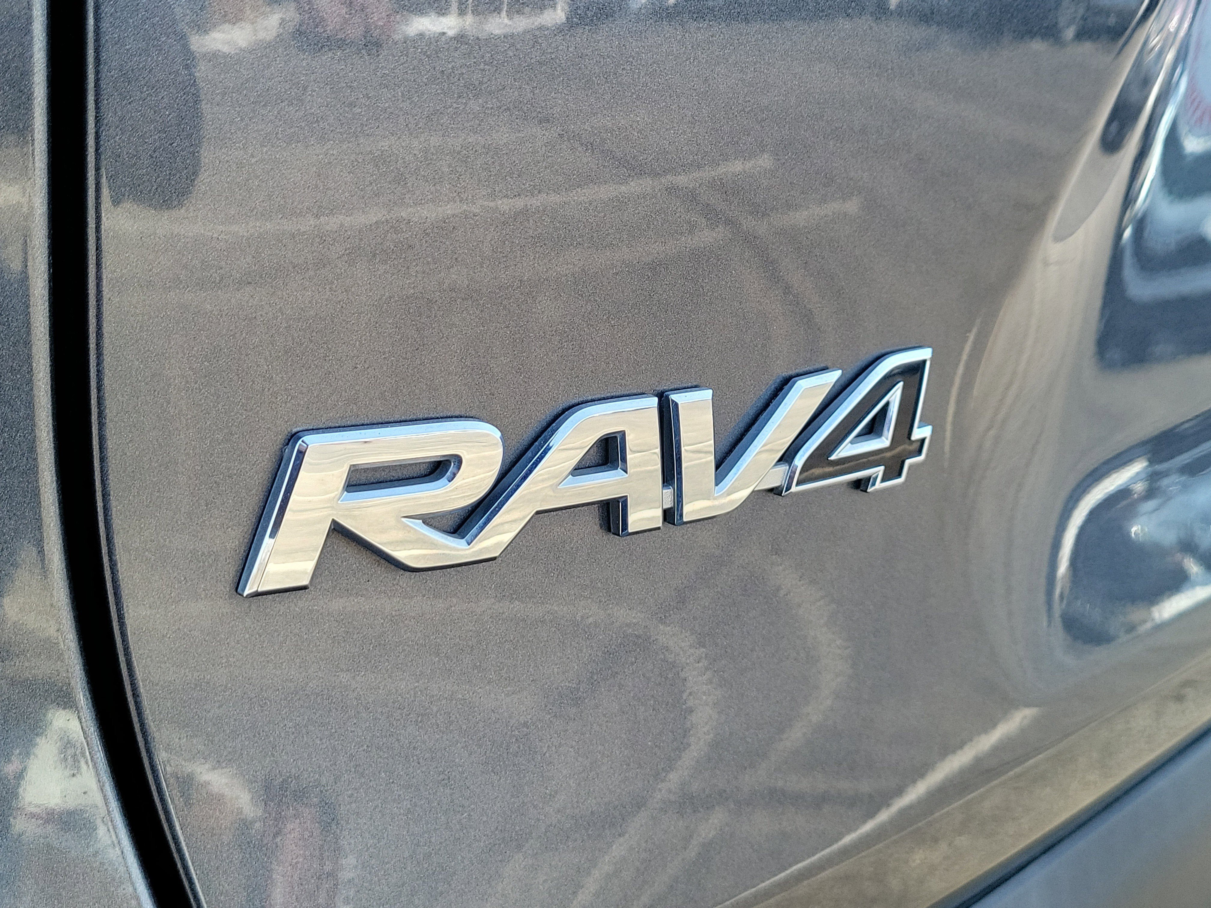 Used 2021 Toyota RAV4 LE image 7