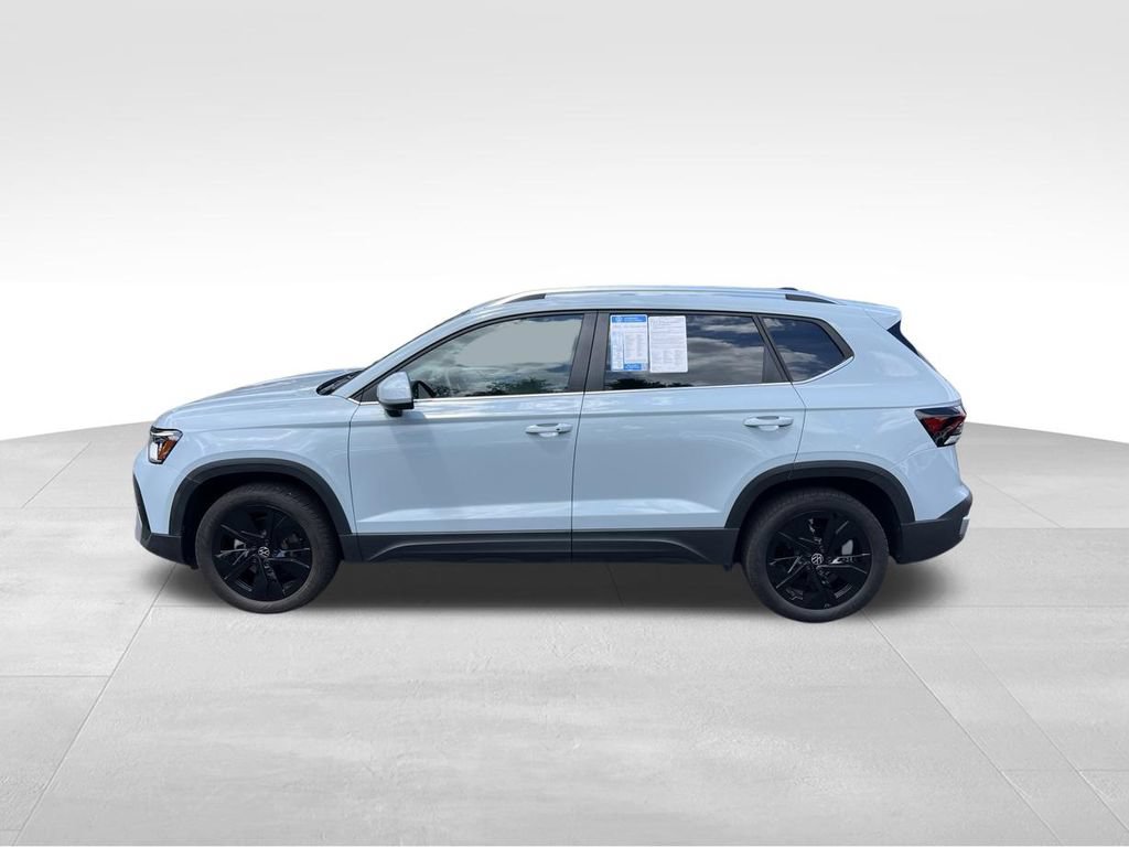 Used 2025 Volkswagen Taos SE w/ Black Wheel Package FWD image 4