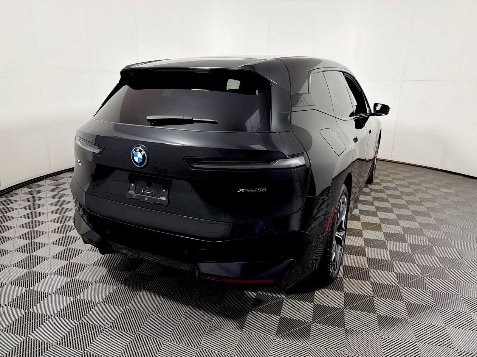 Used 2024 BMW iX xDrive50 w/ Premium Package AWD/4WD image 6