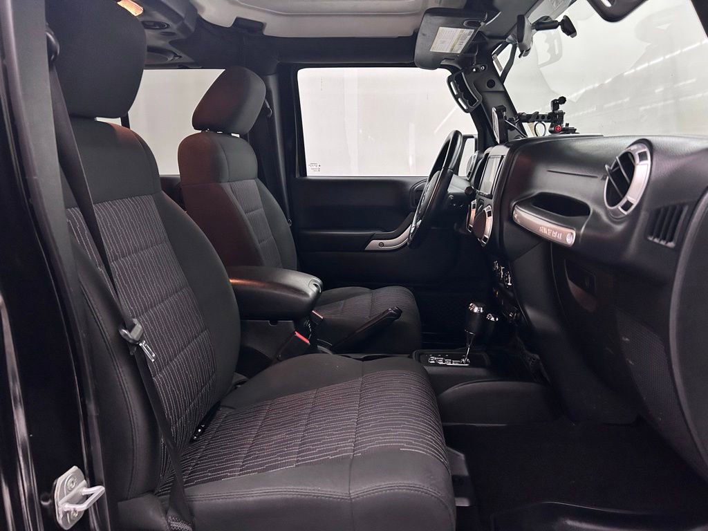 Used 2012 Jeep Wrangler Unlimited Rubicon w/ Connectivity Group image 15