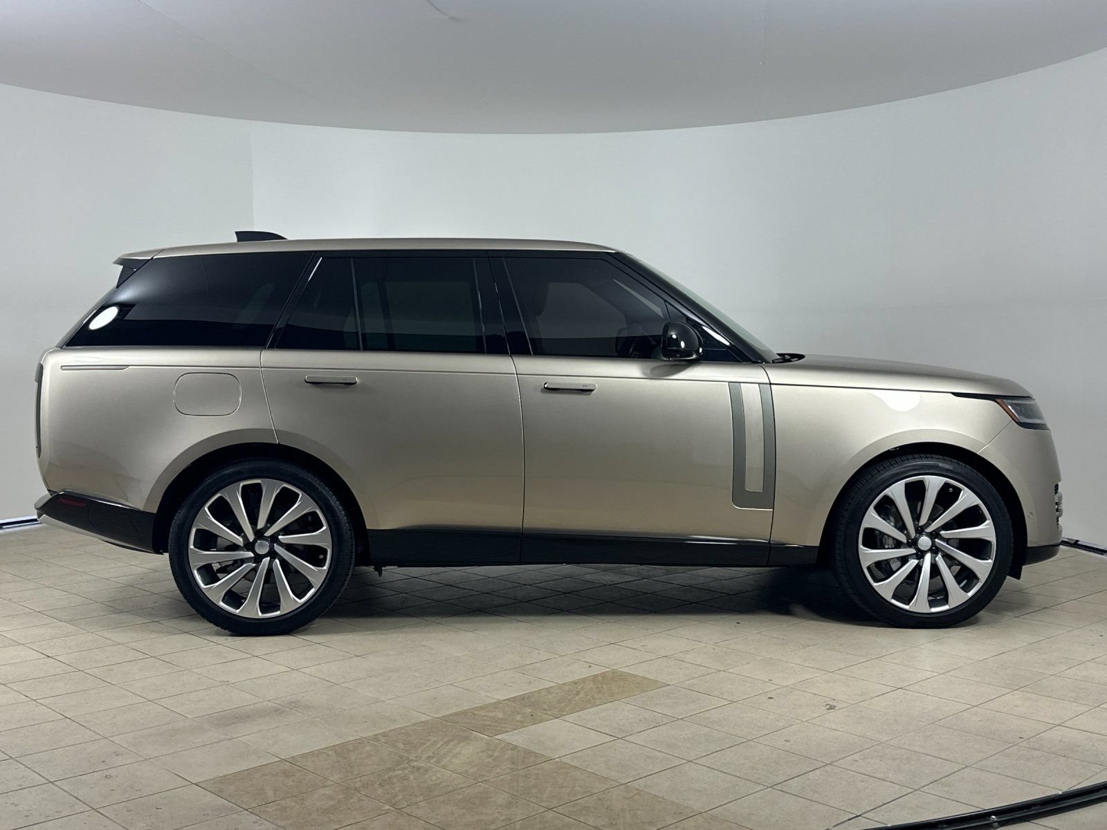 Used 2025 Land Rover Range Rover SE AWD/4WD image 7