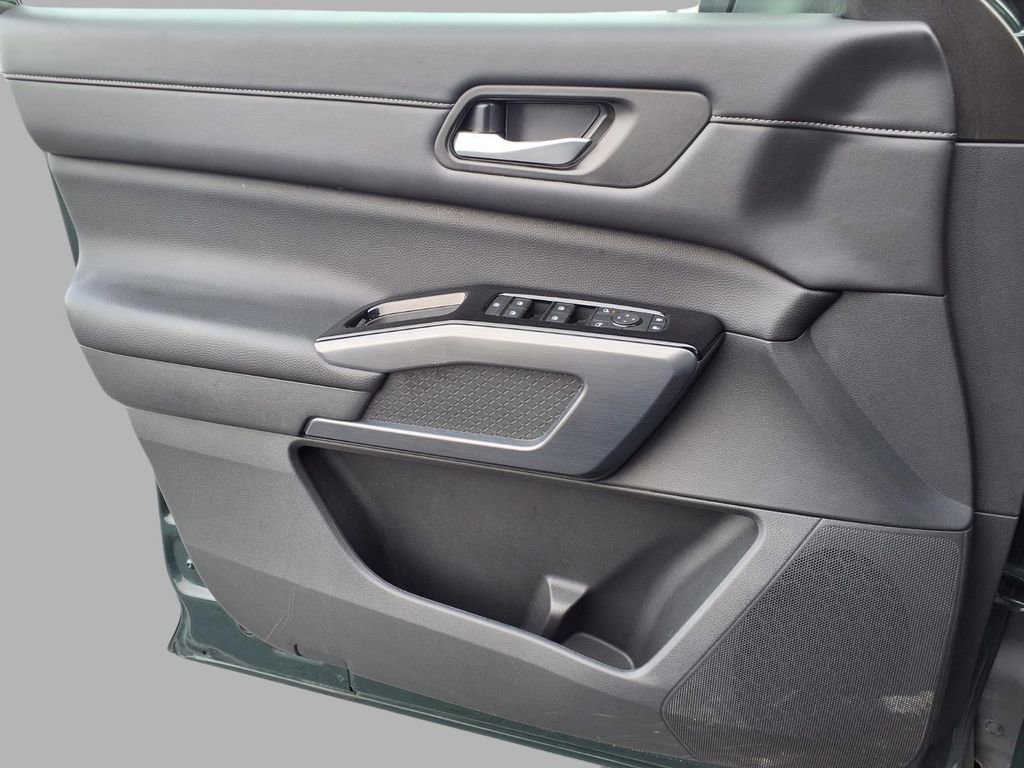 Certified 2025 Nissan Pathfinder SL image 17