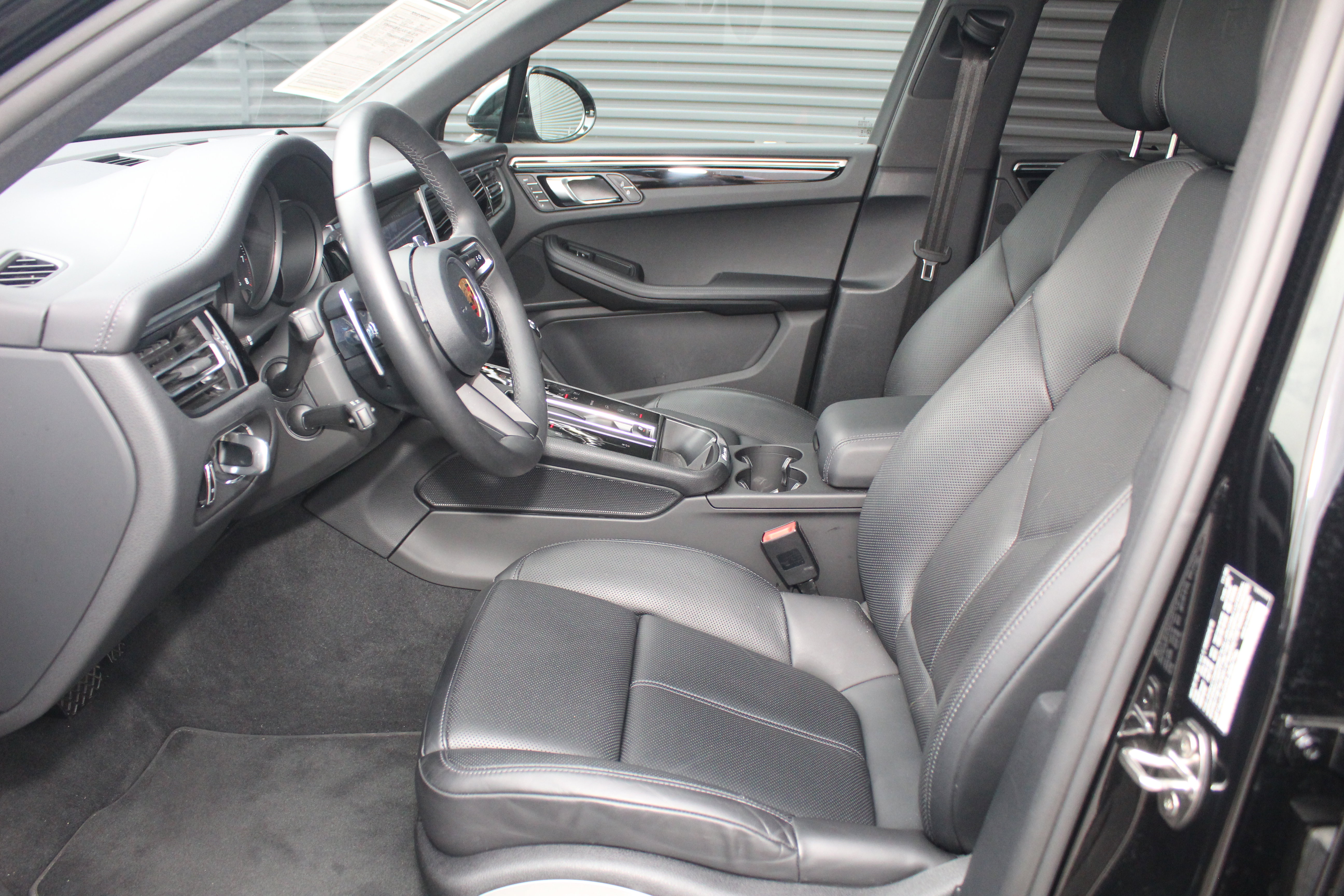 Certified 2025 Porsche Macan image 5
