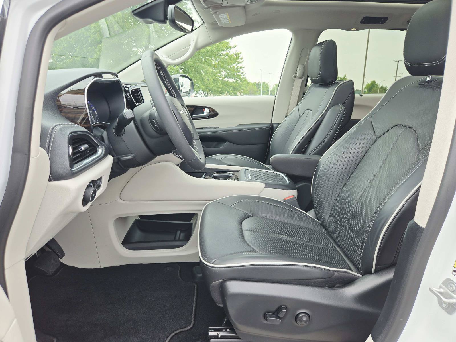 Used 2024 Chrysler Pacifica Limited FWD image 13