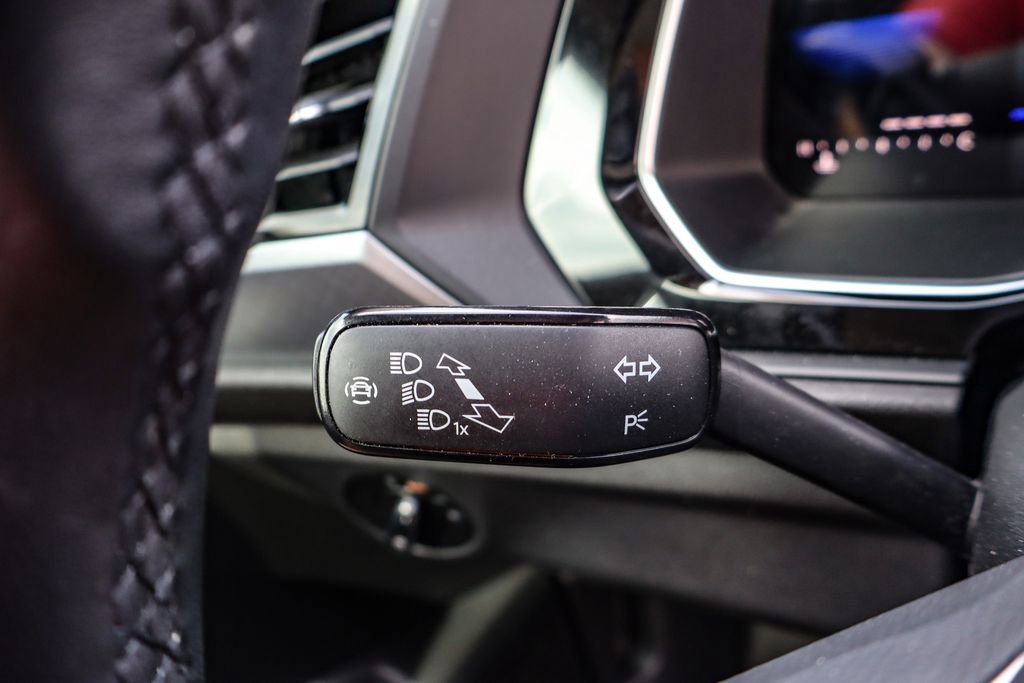 Used 2023 Volkswagen Jetta SE w/ Panoramic Sunroof Package image 27