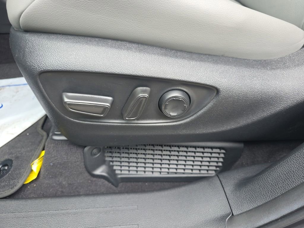 Used 2025 Toyota Sienna XLE image 23