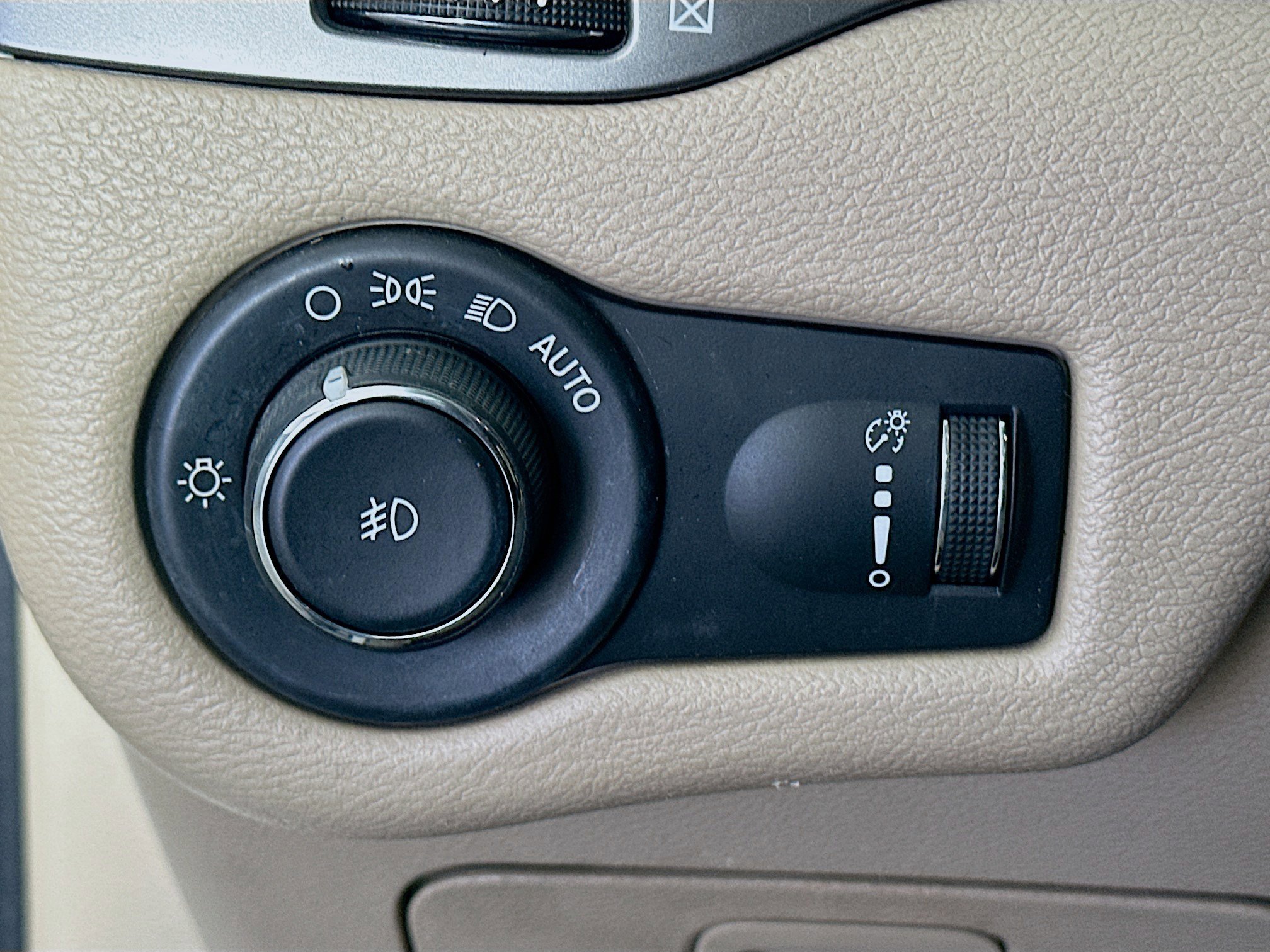 Used 2019 Jeep Cherokee Latitude w/ Popular Appearance Group image 16