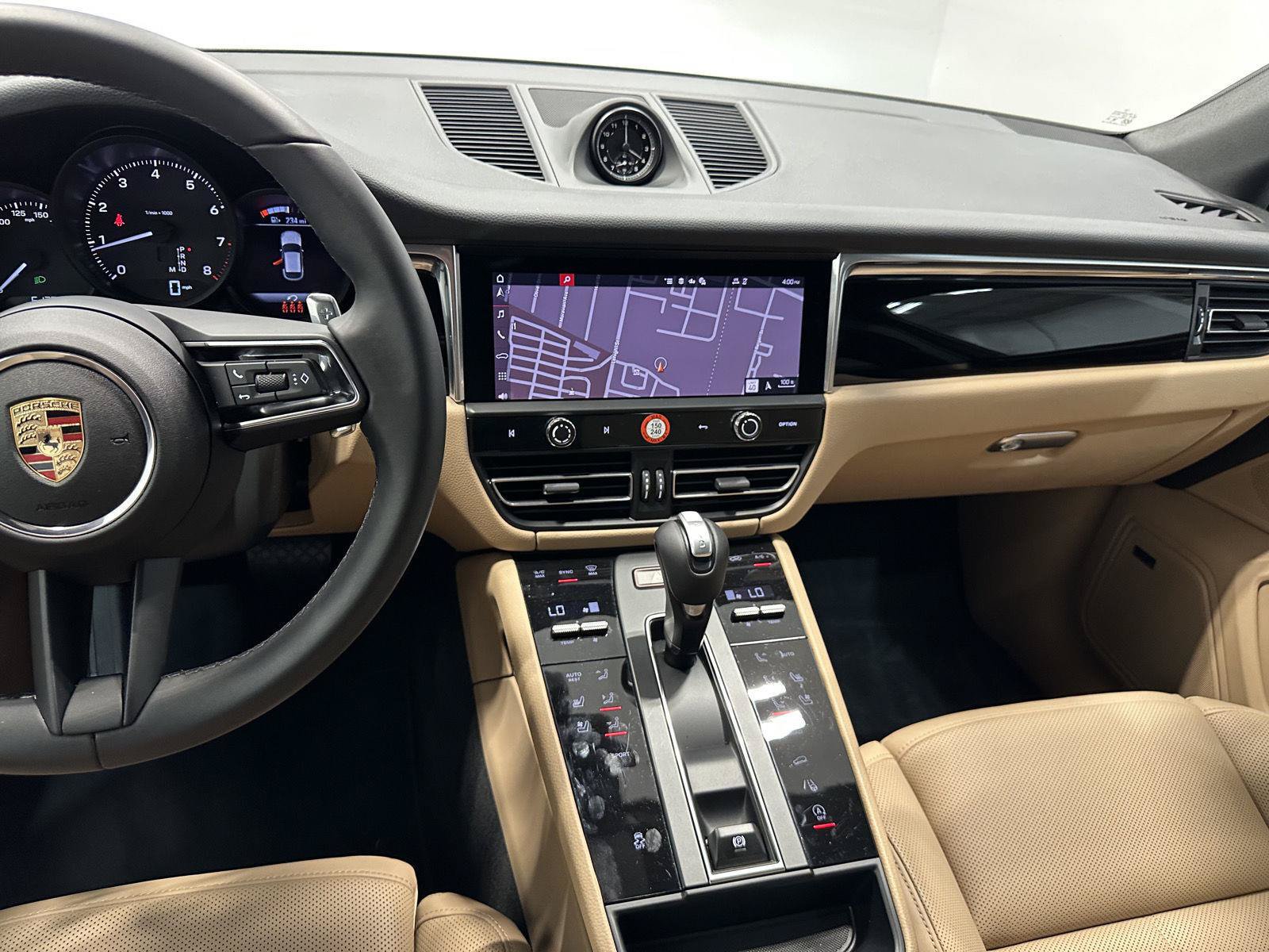 Certified 2025 Porsche Macan AWD/4WD image 28