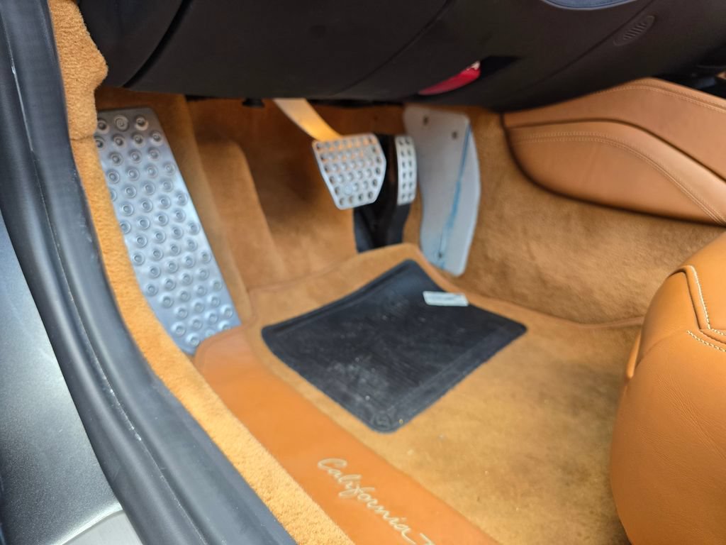 Used 2015 Ferrari California T RWD image 31