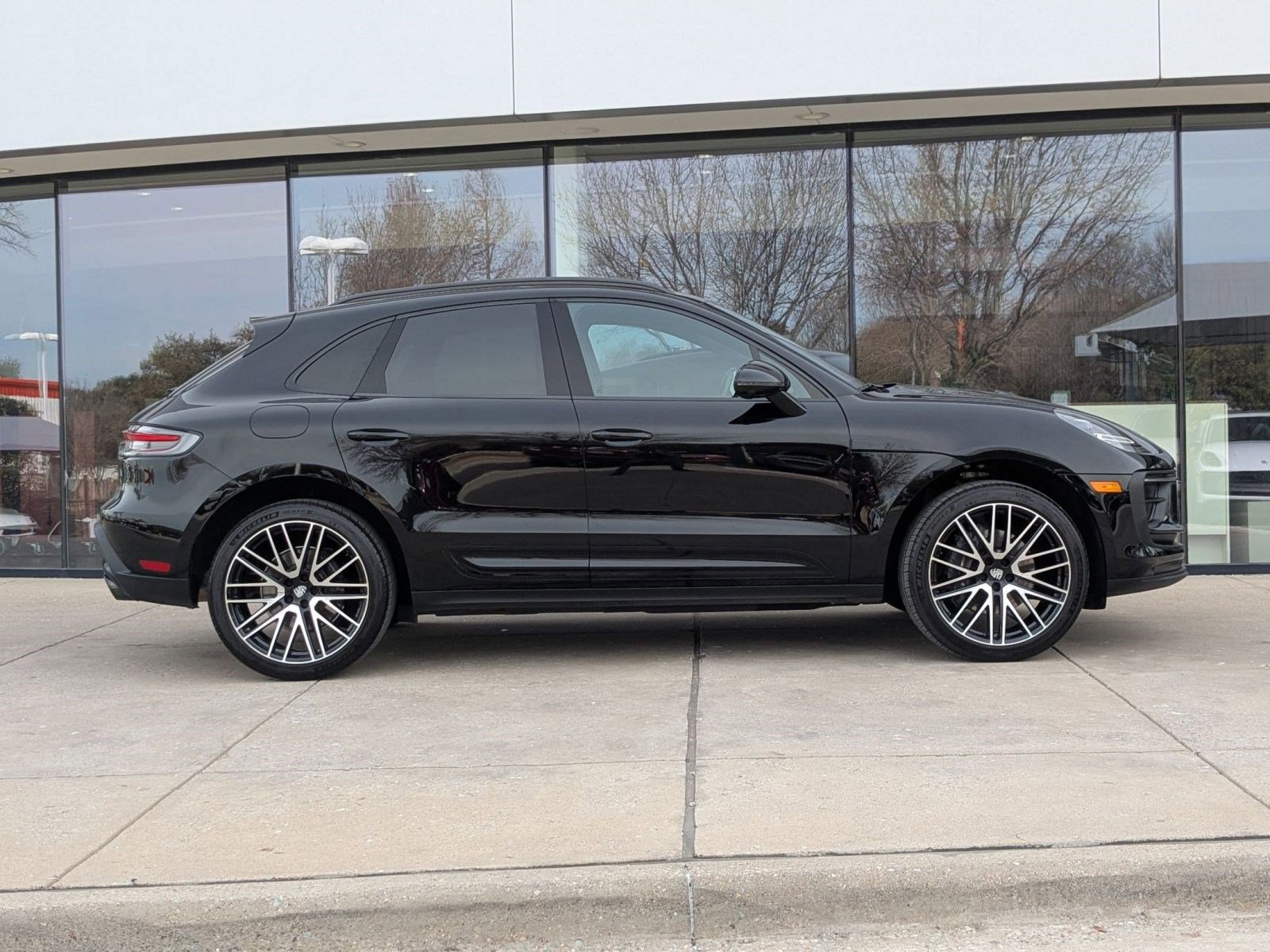 Certified 2025 Porsche Macan image 8