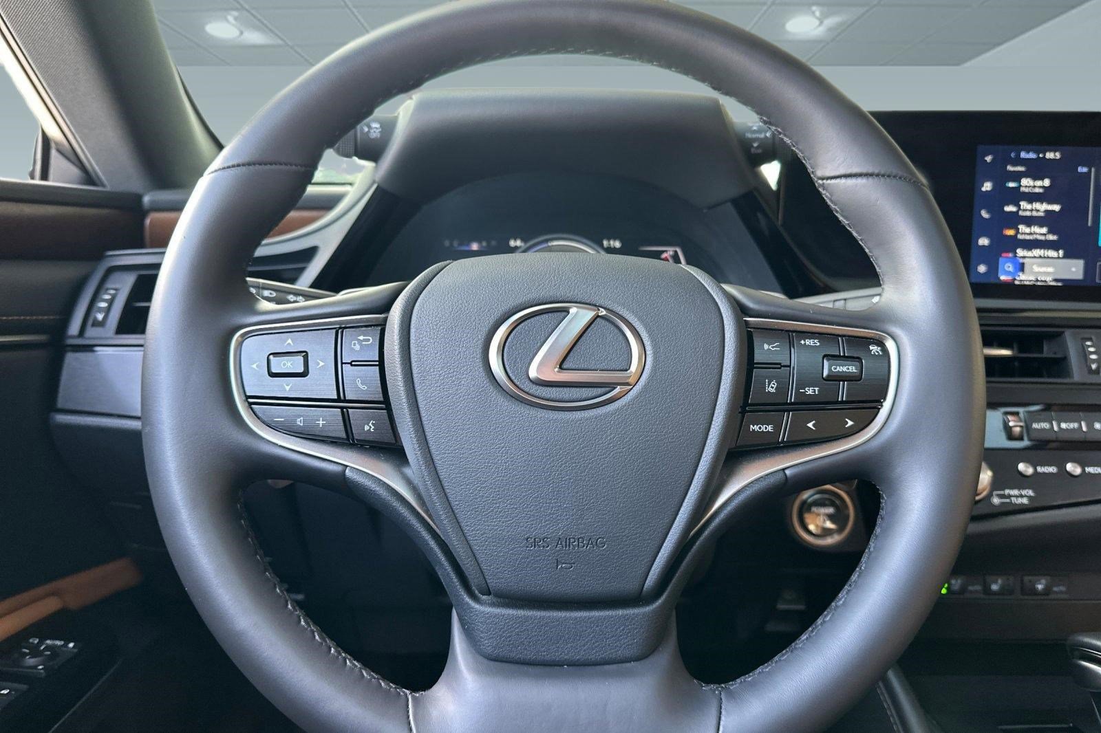 Used 2025 Lexus ES 300h w/ Premium Package image 17