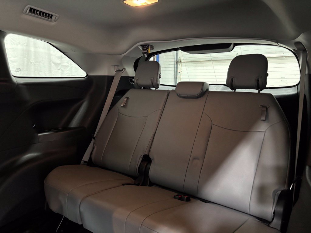 Used 2025 Toyota Sienna XLE AWD/4WD image 53