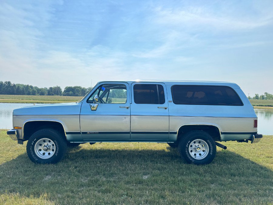 Used 1989 Chevrolet Suburban 4WD image 2