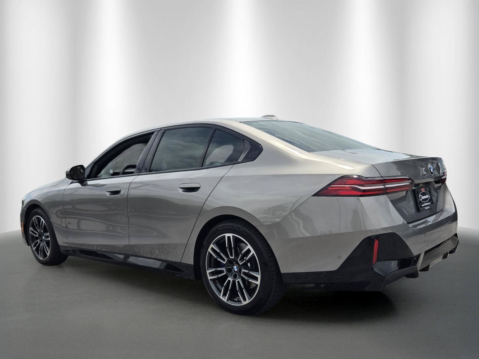 Used 2026 BMW 530i w/ M Sport Package RWD image 5