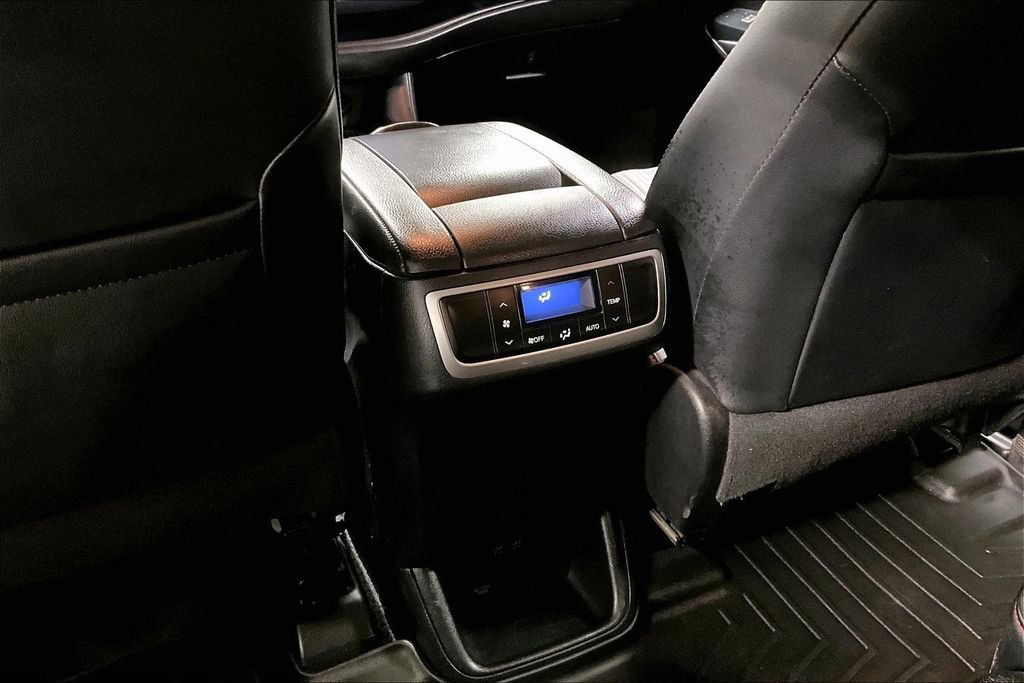 Used 2019 Toyota Highlander SE image 32