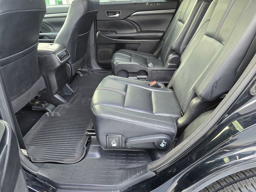 Used 2018 Toyota Highlander SE image 20