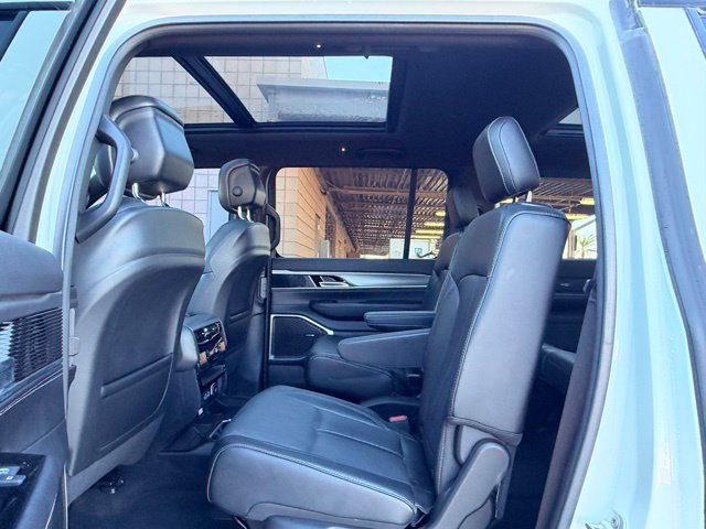 Used 2023 Jeep Wagoneer Series II AWD/4WD image 16
