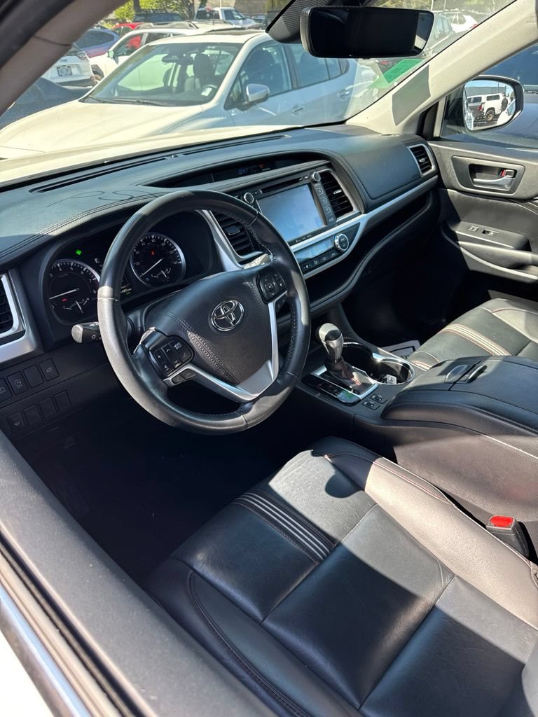 Certified 2019 Toyota Highlander SE AWD/4WD image 2