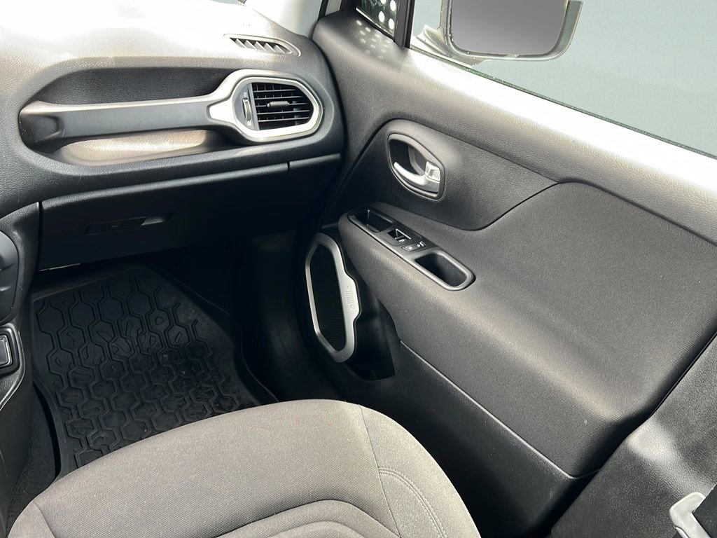Used 2021 Jeep Renegade Latitude FWD image 16