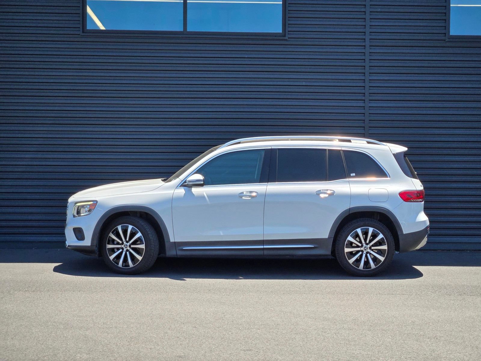 Used 2021 Mercedes-Benz GLB 250 4MATIC w/ Premium Package image 2