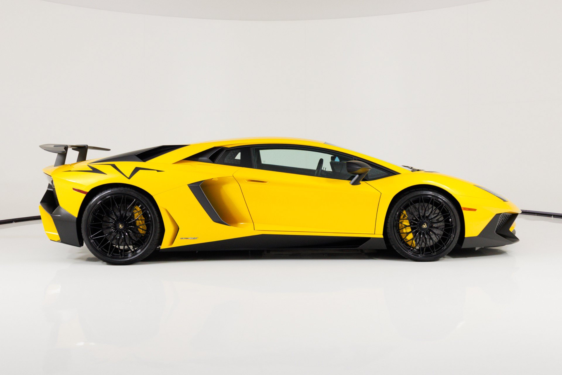 Used 2016 Lamborghini Aventador LP 750-4 Superveloce AWD/4WD image 2