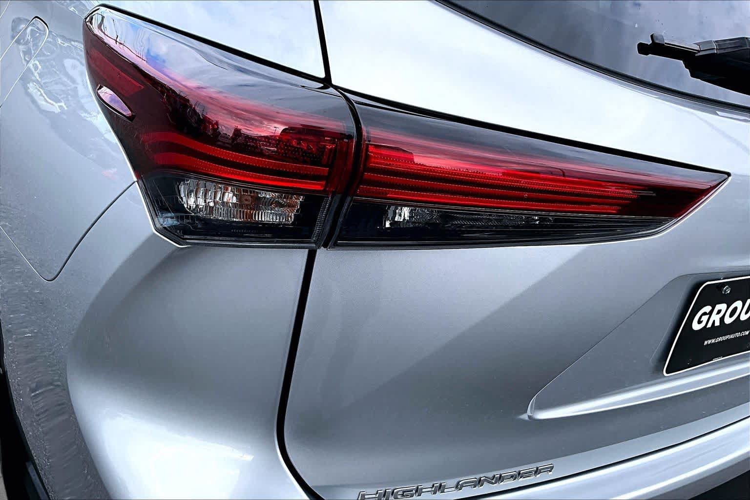 Used 2024 Toyota Highlander LE AWD/4WD image 29