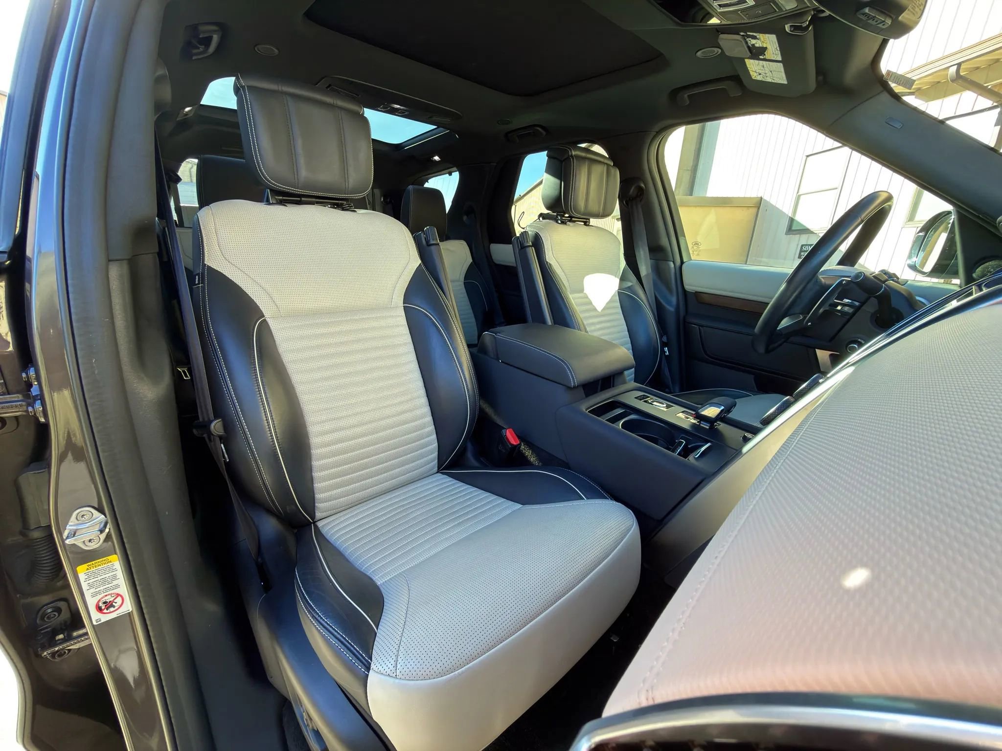 Used 2023 Land Rover Discovery Metropolitan Edition image 5