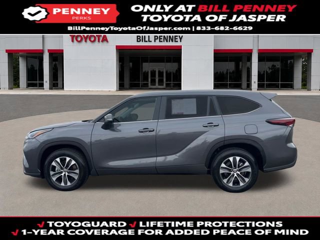 Used 2025 Toyota Highlander XLE FWD image 2