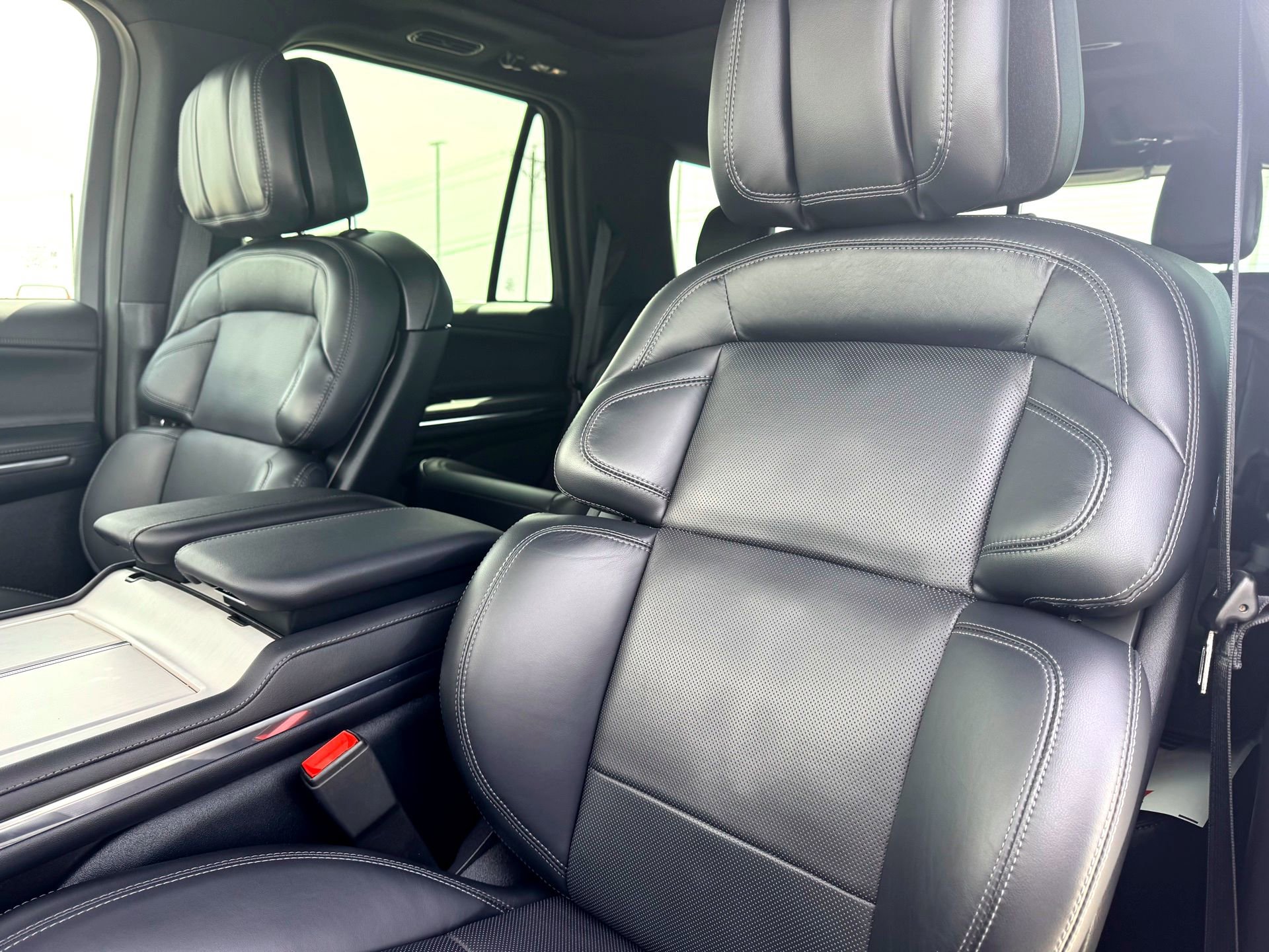 Used 2025 Lincoln Navigator Reserve w/ Jet Appearance Package image 15