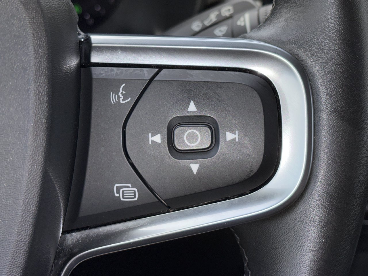 Used 2025 Volvo XC40 B5 Core AWD/4WD image 12