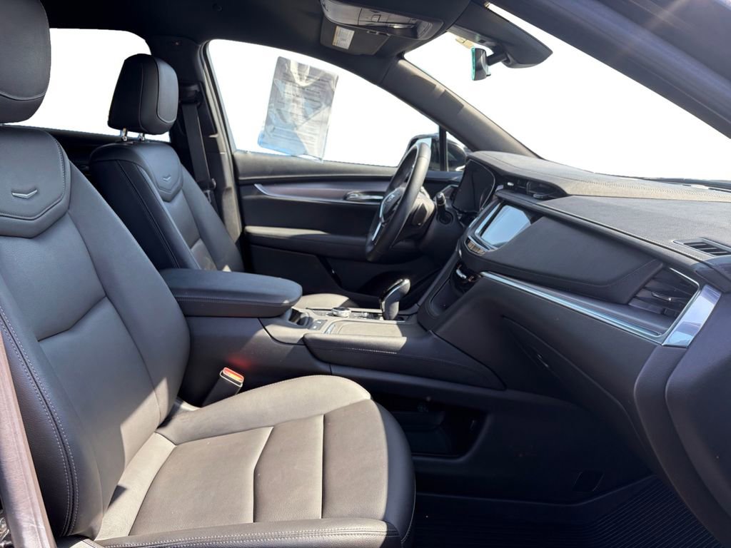 Certified 2023 Cadillac XT5 Luxury w/ LPO, Floor Liner Package AWD/4WD image 17
