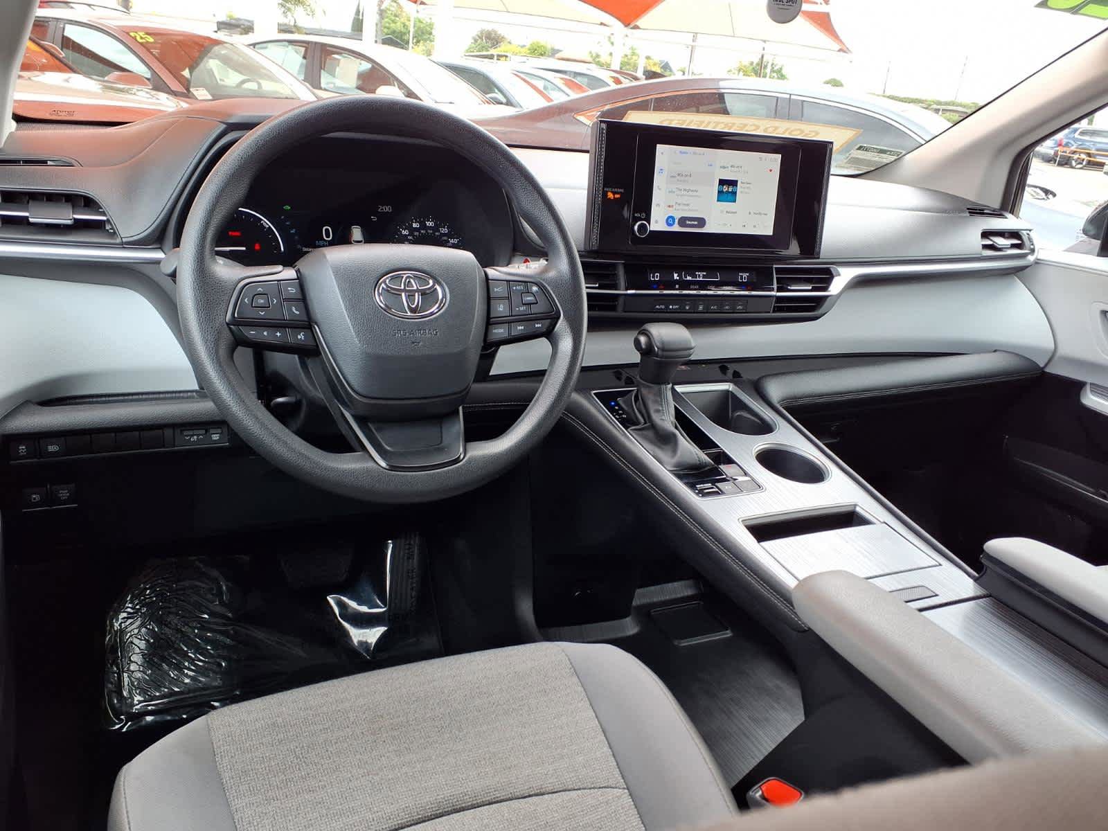 Certified 2025 Toyota Sienna LE FWD image 9