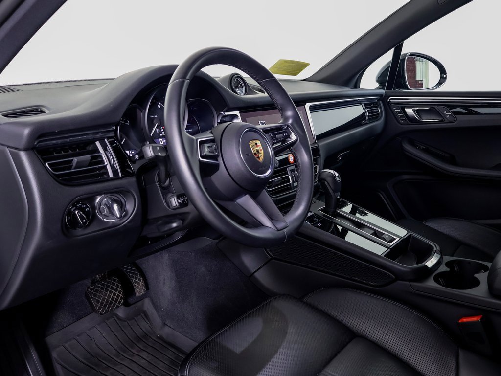 Used 2025 Porsche Macan image 4