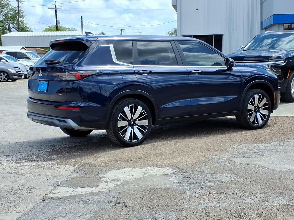 Used 2025 Mitsubishi Outlander SE image 4