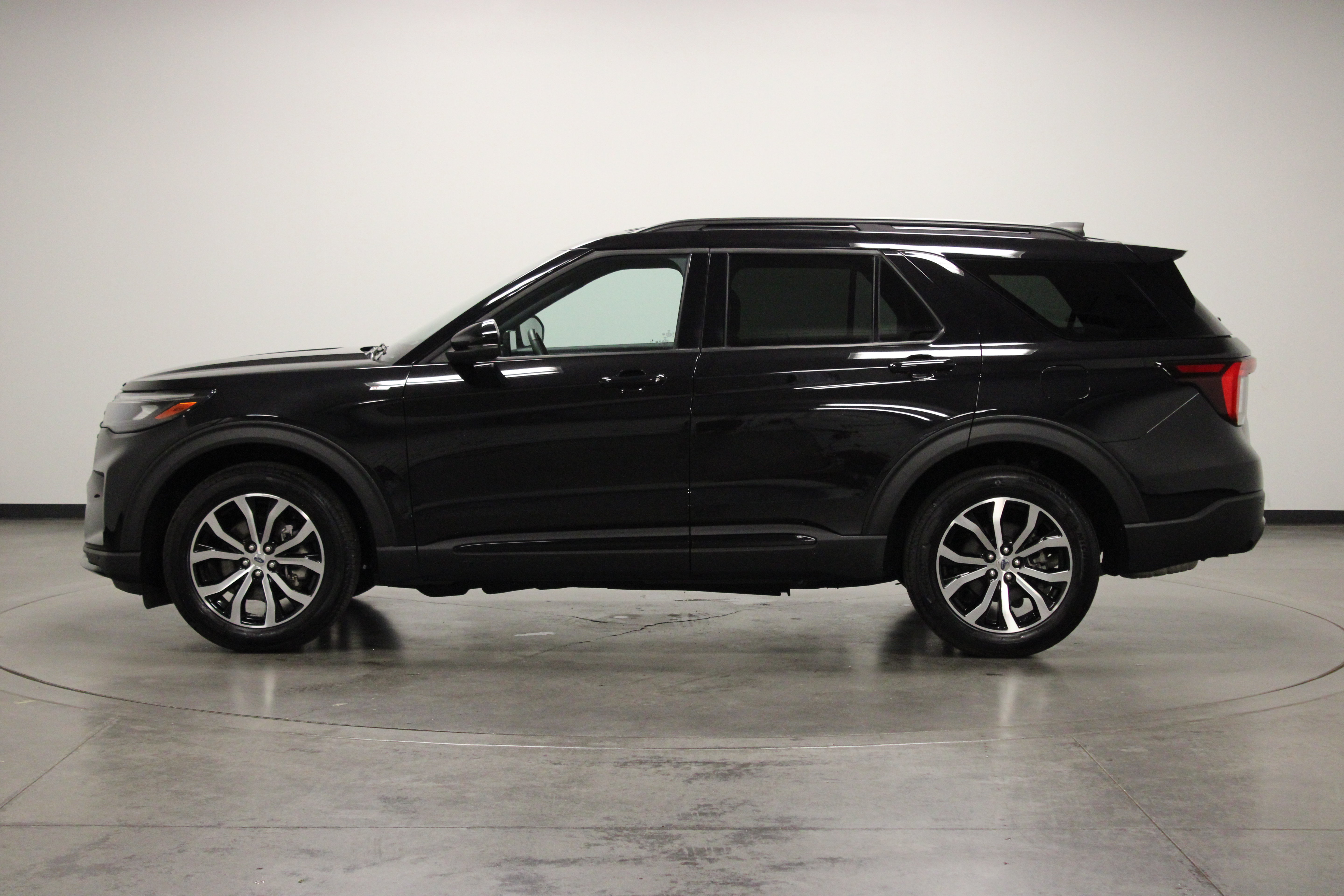 Used 2025 Ford Explorer ST-Line AWD/4WD image 5