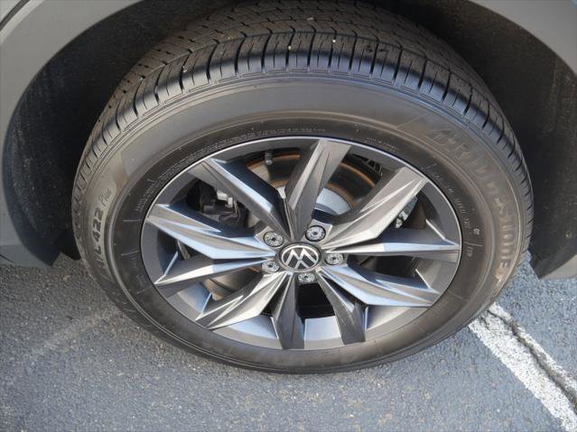 Used 2023 Volkswagen Tiguan SE w/ Panoramic Sunroof Package AWD/4WD image 14
