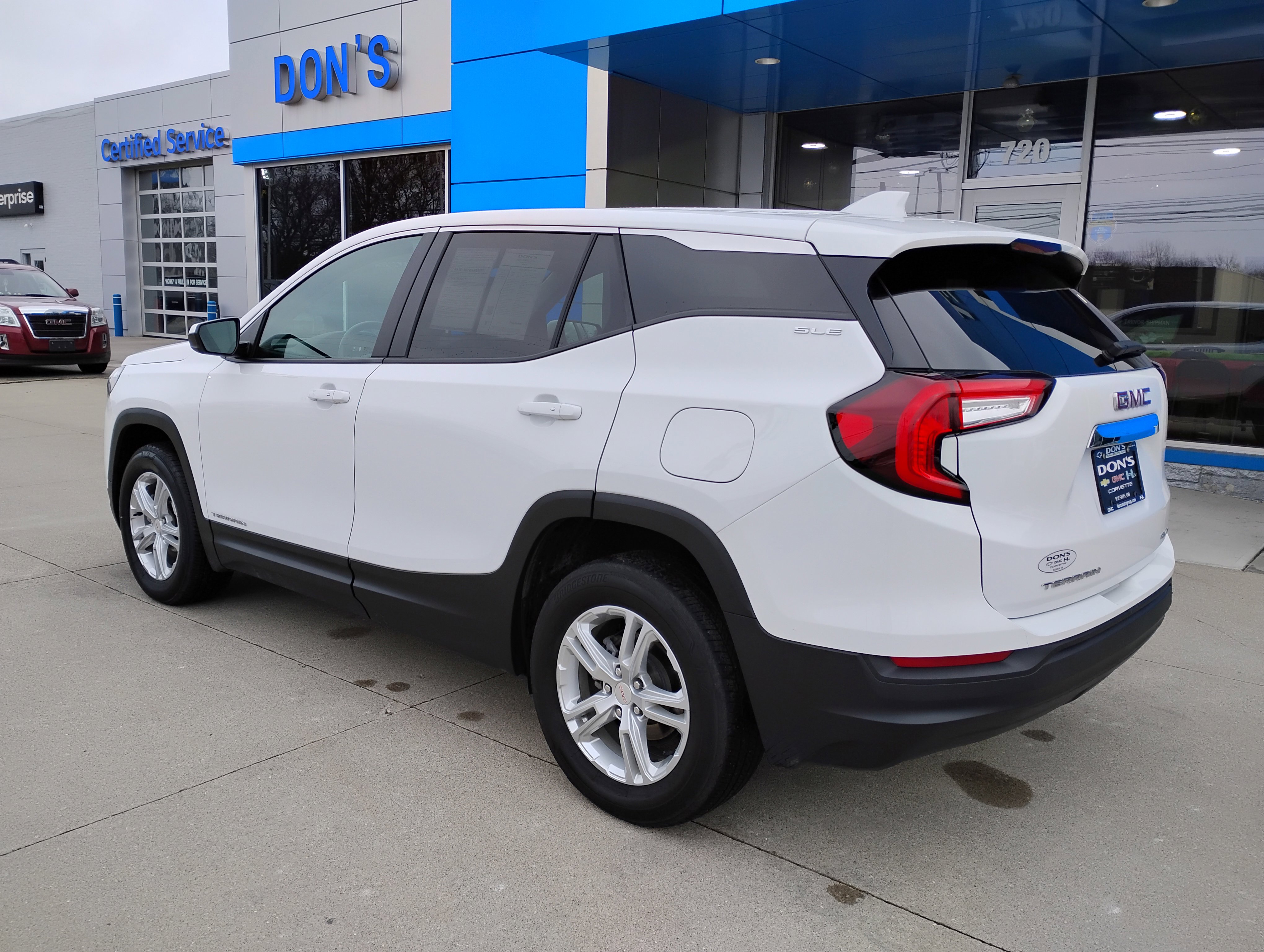 Used 2023 GMC Terrain SLE image 2