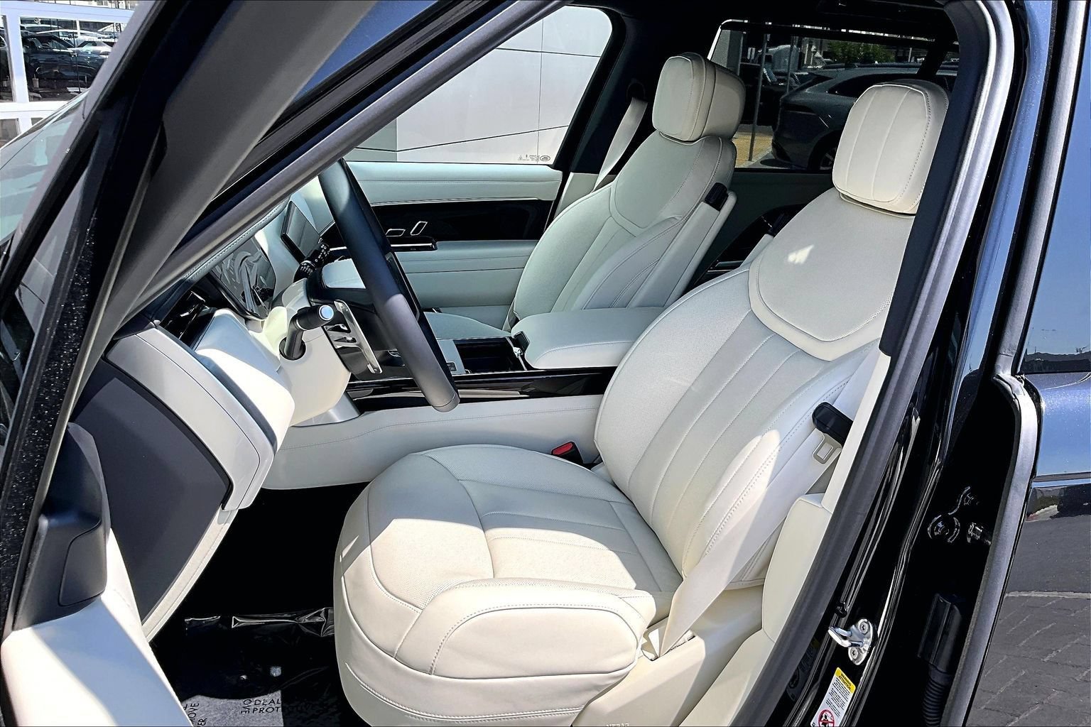New 2026 Land Rover Range Rover Long Wheelbase SE AWD/4WD image 9