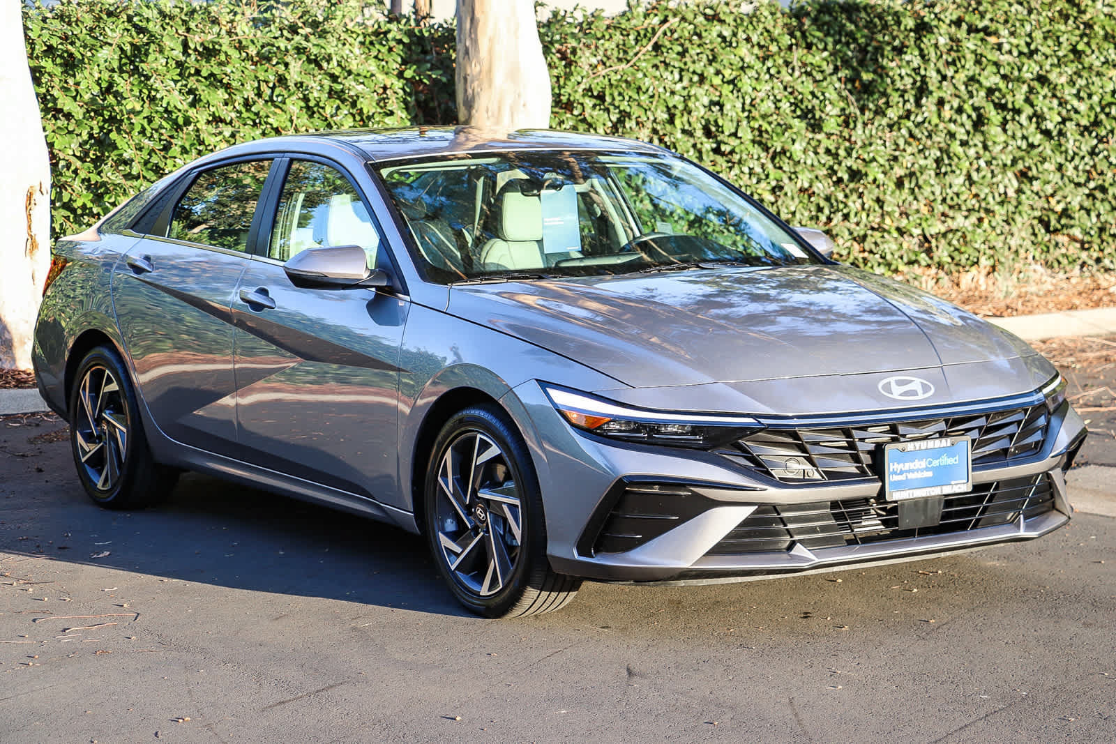 Certified 2025 Hyundai Elantra Limited FWD image 3