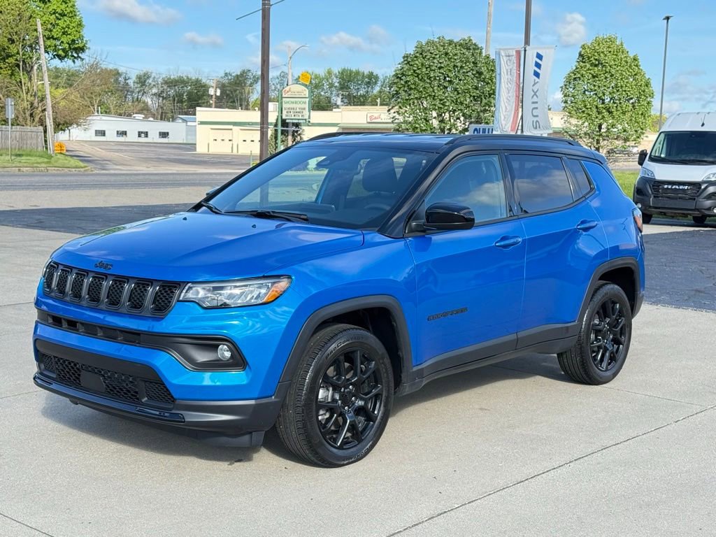 Used 2023 Jeep Compass Latitude AWD/4WD image 3
