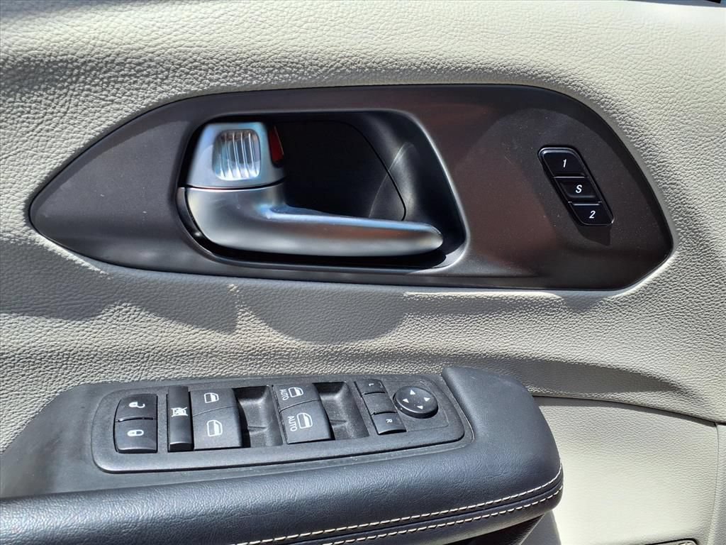 Used 2023 Chrysler Pacifica Touring-L FWD image 19