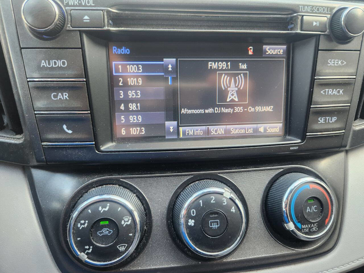 Used 2015 Toyota RAV4 LE FWD image 18