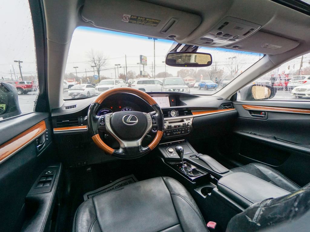 Used 2014 Lexus ES 300h w/ Luxury Package w/Bamboo Trim image 15
