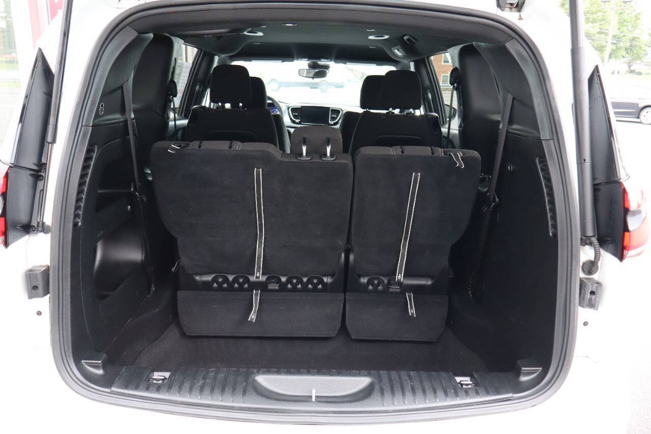 Used 2023 Chrysler Pacifica Touring FWD image 4