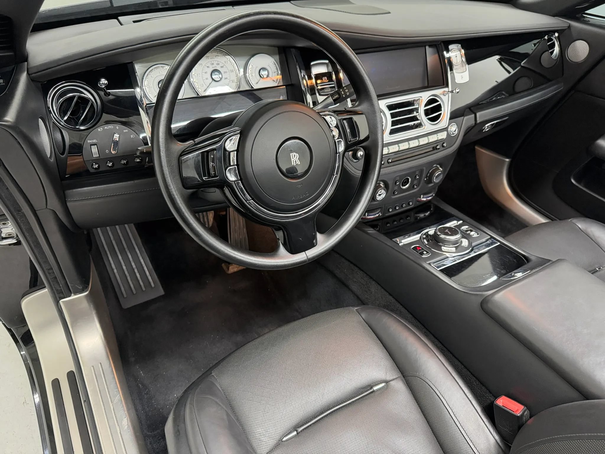 Used 2017 Rolls-Royce Dawn RWD image 59