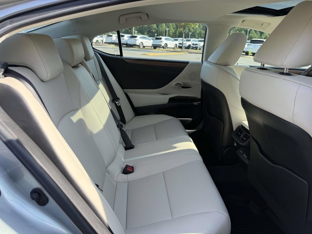 Used 2023 Lexus ES 350 w/ Premium Package FWD image 17