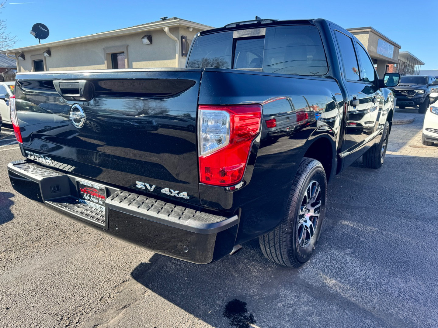 Used 2022 Nissan Titan SV AWD/4WD image 3
