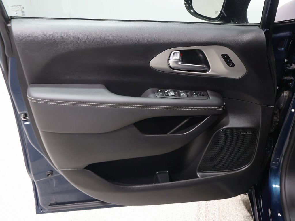 Used 2024 Chrysler Pacifica Limited w/ Uconnect Theater Family Group image 13