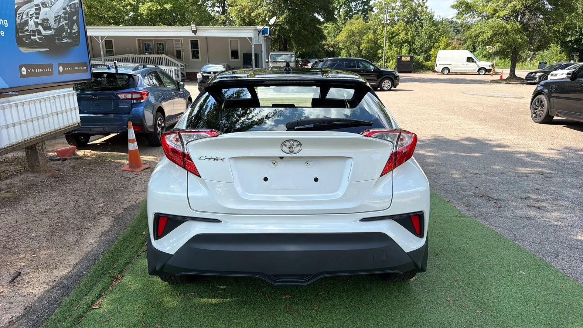 Used 2020 Toyota C-HR XLE FWD image 5